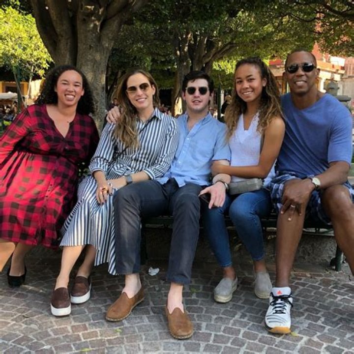 Exploring the Life of Sean Elliott and His First Wife